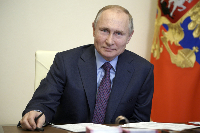 Tổng thống Nga Putin tiêm mũi vaccine ngừa COVID-19 thứ 3