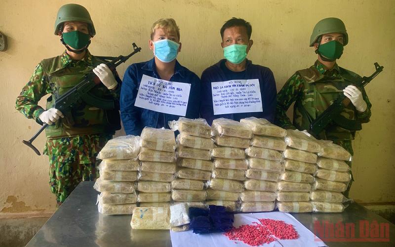 Hai đối tượng người Lào vận chuyển 304 nghìn viên ma túy tổng hợp