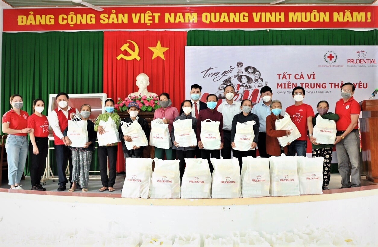 Prudential Việt Nam đồng hành cùng đồng bào miền Trung vượt qua khó khăn do bão lũ
