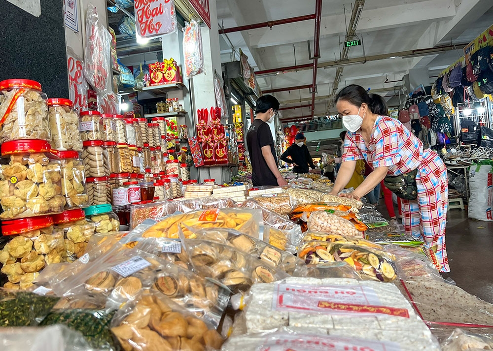 Video: Chợ vắng khách, tiểu thương dè dặt trữ hàng Tết