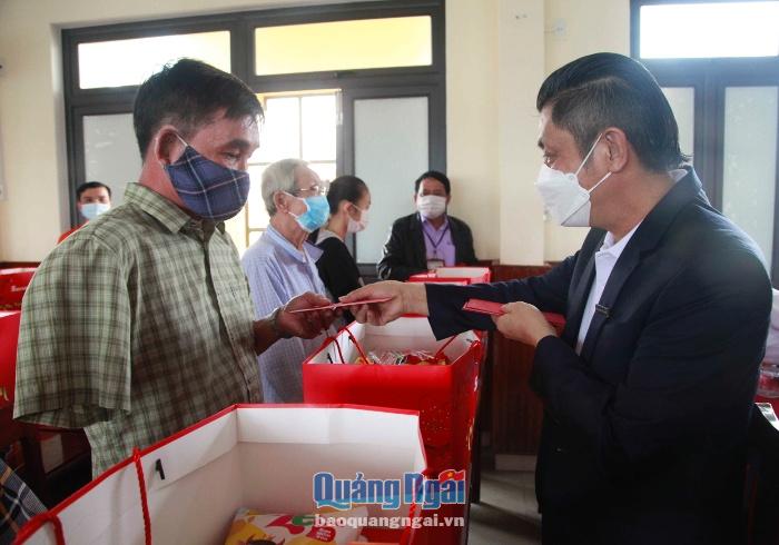 Sacombank - Chi nhánh Quảng Ngãi trao quà Tết cho người nghèo