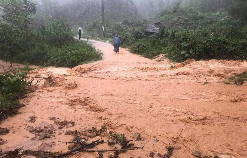 Vùng áp thấp tiến gần đất liền gây mưa lớn ở Trung Bộ, Tây Nguyên