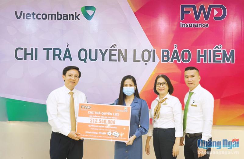Vietcombank Quảng Ngãi chi trả quyền lợi bảo hiểm cho khách hàng