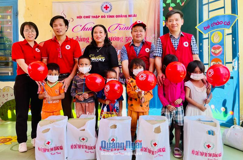 Hội Chữ thập đỏ tỉnh tặng sữa cho trẻ em khó khăn