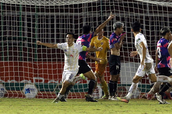 CLB Hà Nội thoát thua đội chót bảng Sài Gòn trên sân Thống Nhất