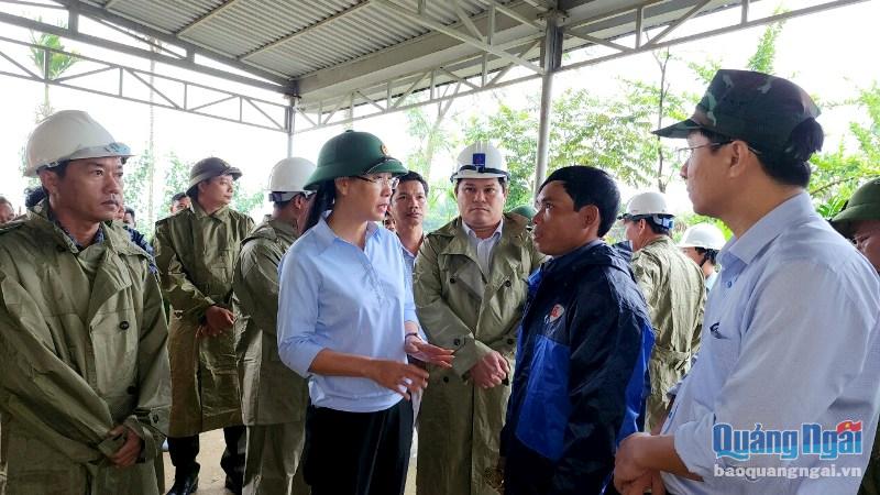 Bí thư Tỉnh ủy Bùi Thị Quỳnh Vân thăm, động viên các hộ dân di dời tránh bão ở Trà Bồng