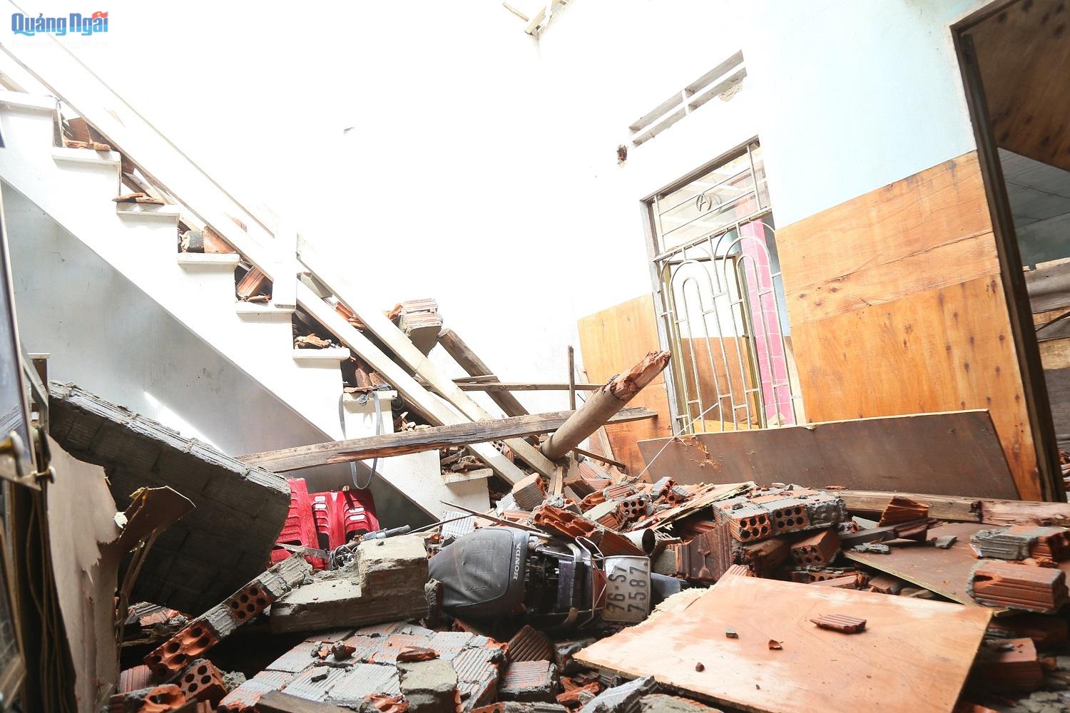 Gần 1.300 ngôi nhà bị thiệt hại do bão số 4
