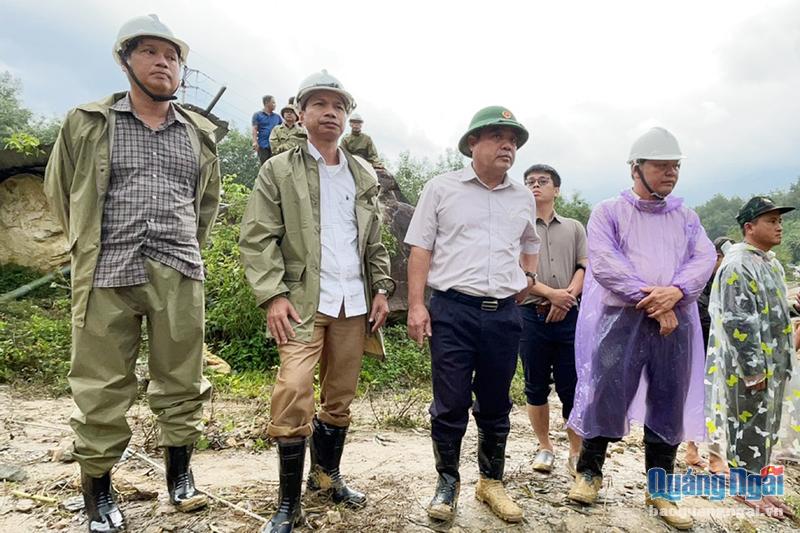 Phó Chủ tịch Thường trực UBND tỉnh Trần Hoàng Tuấn chỉ đạo tìm kiếm nạn nhân vụ sạt lở thủy điện