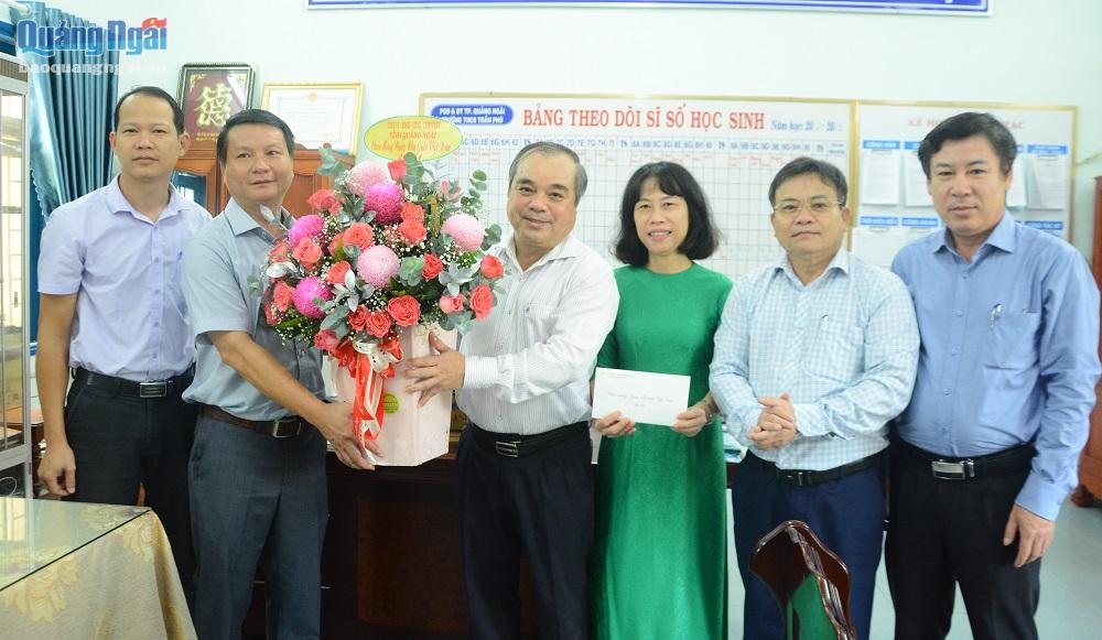 Phó Chủ tịch Thường trực UBND tỉnh Trần Hoàng Tuấn thăm, chúc mừng Trường THCS Trần Phú