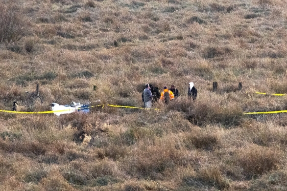 Máy bay nghi phát nổ giữa trời khiến bốn người chết