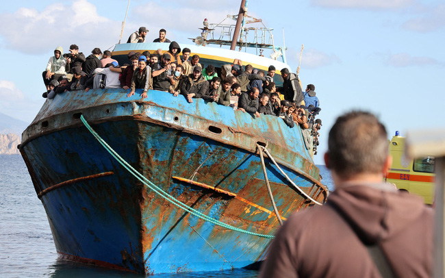 Hy Lạp giải cứu gần 500 người di cư ngoài khơi đảo Crete