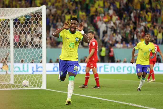 Thắng Thụy Sĩ, Brazil giành vé đi tiếp sớm một vòng đấu