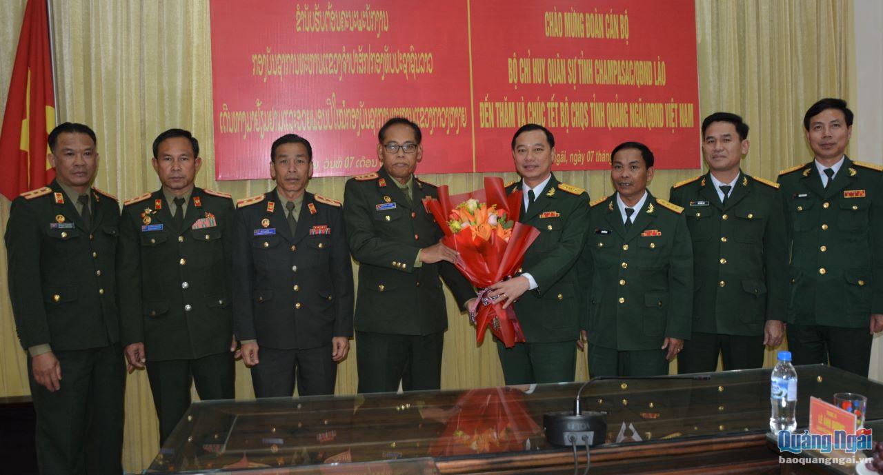 Bộ Chỉ huy Quân sự tỉnh Chăm Pa Sắc thăm, chúc Tết tại Quảng Ngãi