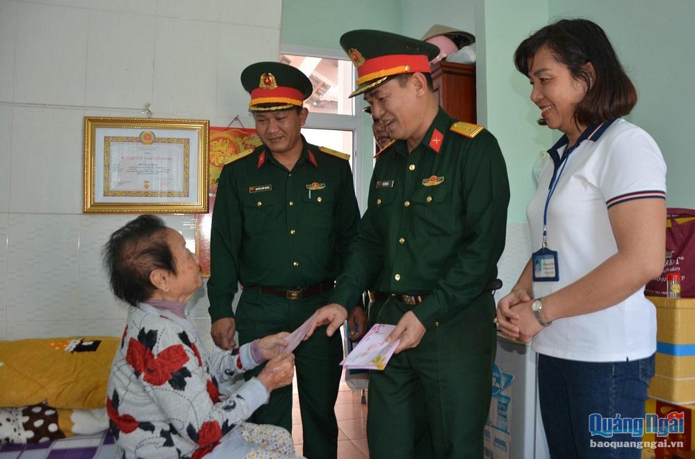 Bộ CHQS tỉnh: Thăm, tặng quà Trung tâm điều dưỡng người có công tỉnh