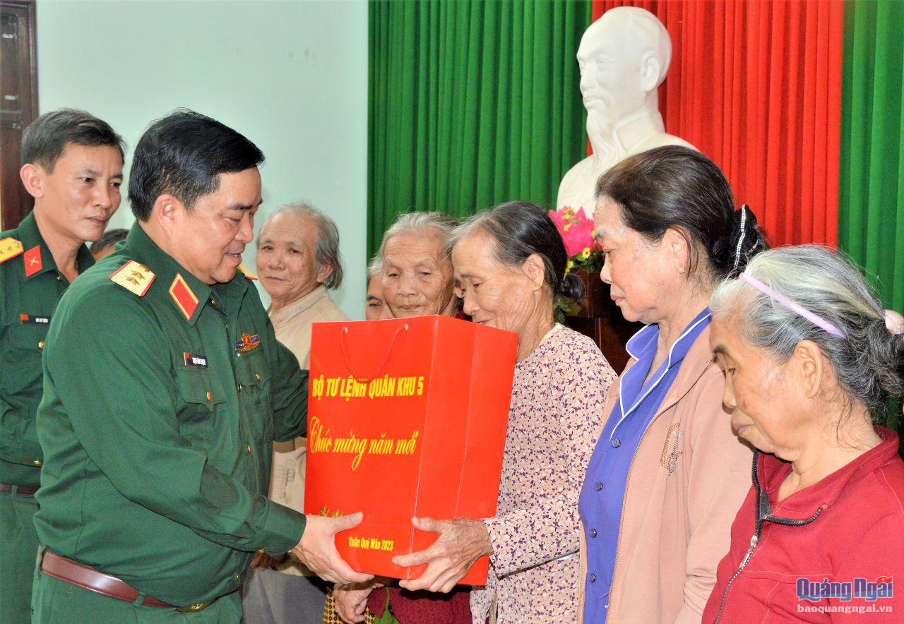 Trung tướng Trịnh Đình Thạch tặng quà Tết cho người nghèo tại Quảng Ngãi