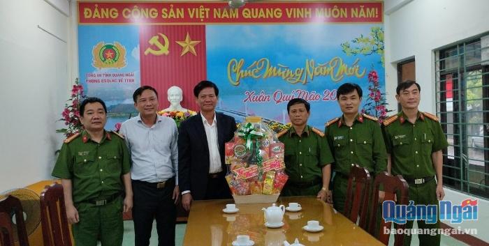 Bí thư Thành ủy Quảng Ngãi Ngô Văn Trọng thăm các đơn vị làm nhiệm vụ trong Tết