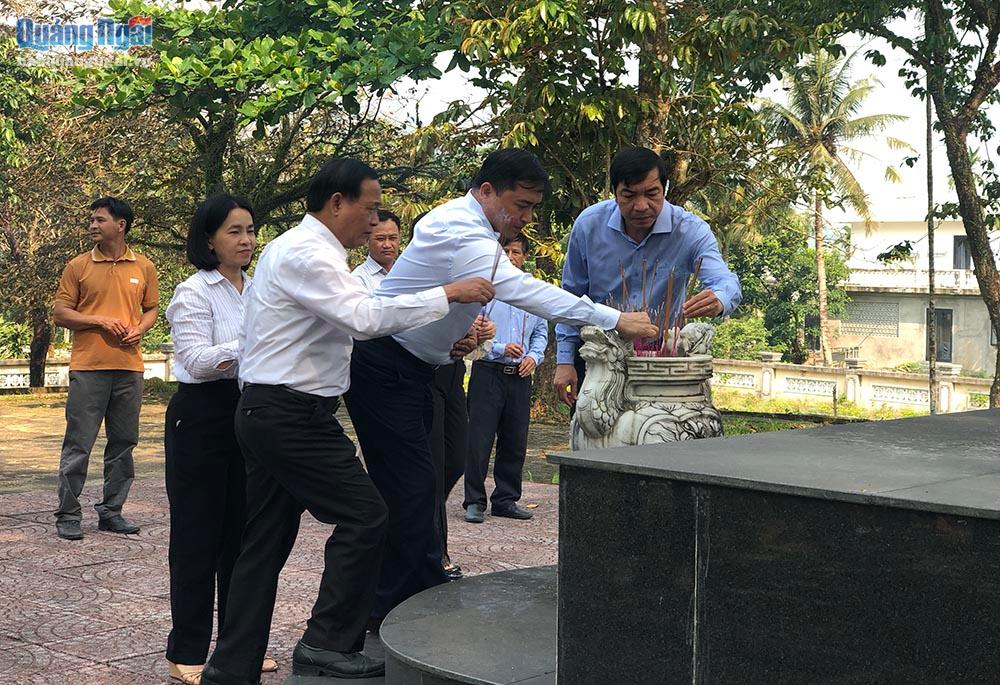 Dâng hương tưởng niệm tại Khu di tích vụ thảm sát Khánh Giang-Trường Lệ