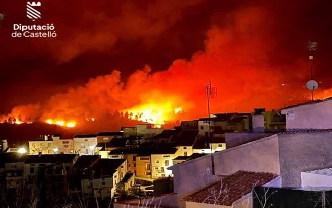 Tây Ban Nha sơ tán hơn 1.000 người do cháy rừng