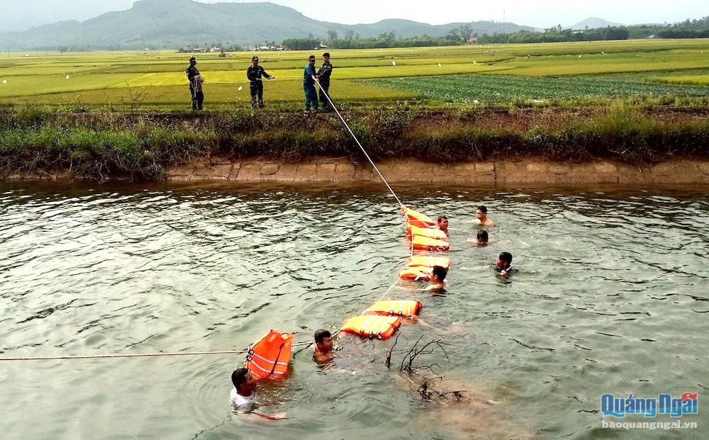 Ban Chỉ huy quân sự huyện Sơn Tịnh tìm nạn nhân đuối nước