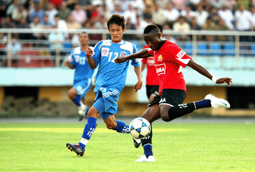 Đinh Hoàng Max (áo đỏ) với cú sút ấn định tỷ số 2-0 cho Ninh Bình