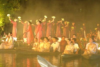 Các tiết mục văn nghệ trong lễ khai mạc Festival Nghề truyền thống Huế 2009 tại sân khấu bãi bồi Đập Đá 