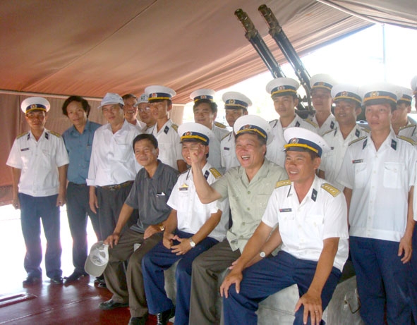 Đồng chí Nguyễn Hoà Bình-Phó Bí thư Tỉnh uỷ (hàng ngồi, thứ hai từ phải sang) và các thành viên đoàn Quảng Ngãi thăm các chiến sĩ Vùng 3 Hải quân.