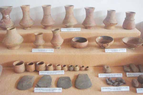 Đồ gốm và đồ đá văn hoá Sa Huỳnh tại Bảo tàng Quảng Ngãi.  