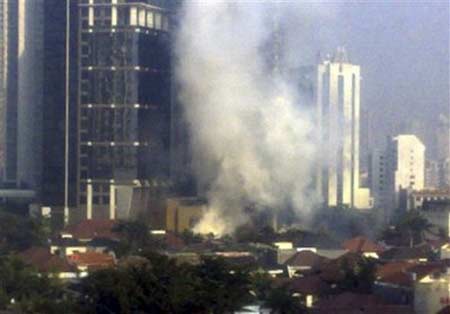 Khói bốc lên từ khách sạn JW Marriott sau vụ đánh bom sáng nay. (Ảnh: AFP)