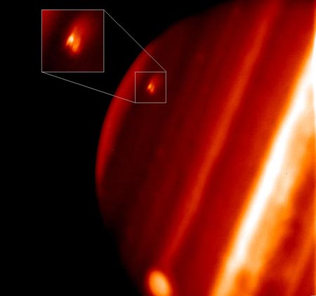 Ảnh chụp bằng camera hồng ngoại cho thấy lỗ hổng mới có độ sáng lớn hơn vùng xung quanh. Ảnh: NASA.