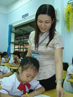 Một giờ dạy theo phương pháp đổi mới tại một trường TH ở Đà Nẵng (trong ảnh: Cô Nguyễn Thị Phương Hằng - GV Trường Tiểu học Huỳnh Ngọc Huệ)