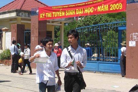 Thí sinh tham dự kỳ thi tuyển sinh 2009 vào Trường đại học Phạm Văn Đồng. Ảnh minh hoạ