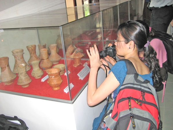 Du khách Nhật chụp hình hiện vật văn hoá Sa Huỳnh tại Bảo tàng tỉnh. 
