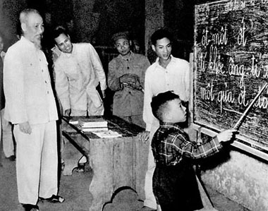 Bác Hồ thăm lớp học vỡ lòng phố Hàng Than, Hà Nội (1958)
