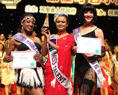 3 người đẹp đoạt giải tài năng (từ trái qua: Hoa hậu Zimbabwe, Hoa hậu Sri Lanka và Hoa hậu New Zealand) 