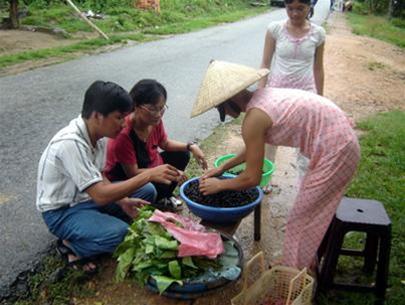 Du khách ghé ngang đoạn giáp giới xã Trà Phú và Trà Xuân, huyện Trà Bồng mua rau ranh, ốc đá