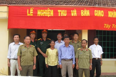 Đại diện BCHQS tỉnh,đại diện Ngân hàng NN và PTNT chụp hình lưu niệm cùng gia đình bà Hồ Thị Non