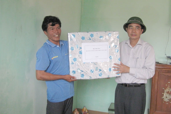 Đồng chí Cao Đức Phát thăm và tặng quà cho gia đình ông Bùi Môn ở thôn Tây, xã An Hải (Lý Sơn)