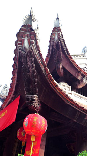 Mái đền Lý Bát Đế cong vút như rồng bay, biểu tượng phát triển rực rỡ của nhà nước Đại Việt. 