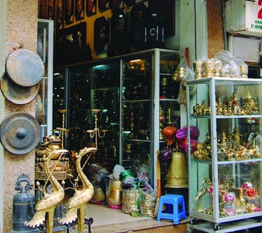 Phố Hàng Đồng bán những đồ thờ bằng đồng