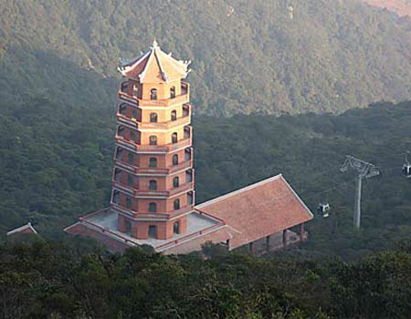 Tòa tháp cao 7 tầng mới được xây dựng ngay phía trên nhà ga cáp treo gần chùa Đồng, núi Yên Tử. Ảnh: Bùi Chay.
