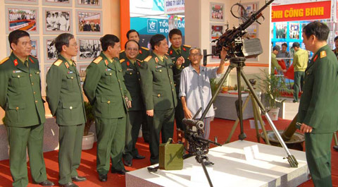 Các đại biểu tham quan triển lãm tại Thái Nguyên.