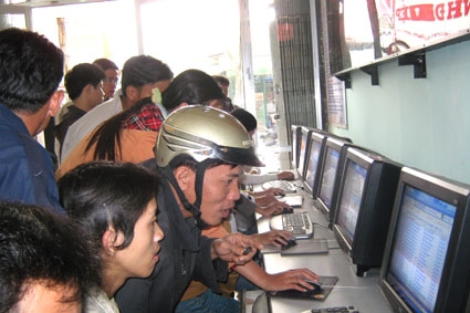 Người lao động truy cập dữ liệu, để nắm thông tin tại sàn giao dịch (ảnh chụp sàn giao dịch việc làm tại thành phố Quảng Ngãi năm 2009). 