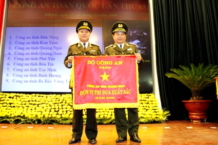 Thượng tướng Nguyễn Khánh Toàn - Thứ trưởng thường trực Bộ Công an trao cờ Đơn vị thi đua xuất sắc cho Công an Quảng Ngãi.