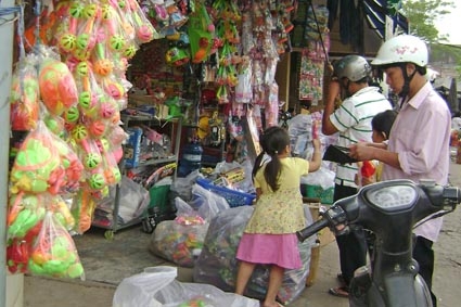 Những ngày tết, đồ chơi trẻ em hàng Việt Nam được nhiều người chọn mua.
