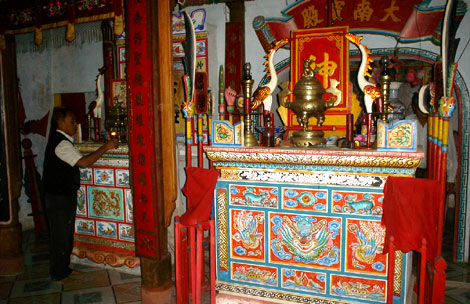  Ban thờ cá Ông trong Lăng Tân (Ảnh: Phạm Nguyệt Diễm). 