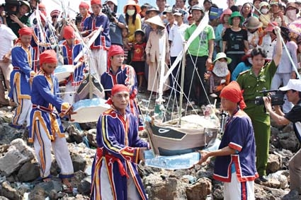 Lễ Khao lề thế lính Hoàng Sa hàng năm được tổ chức ở Lý Sơn là điểm nhấn thu hút khách tham quan du lịch.   