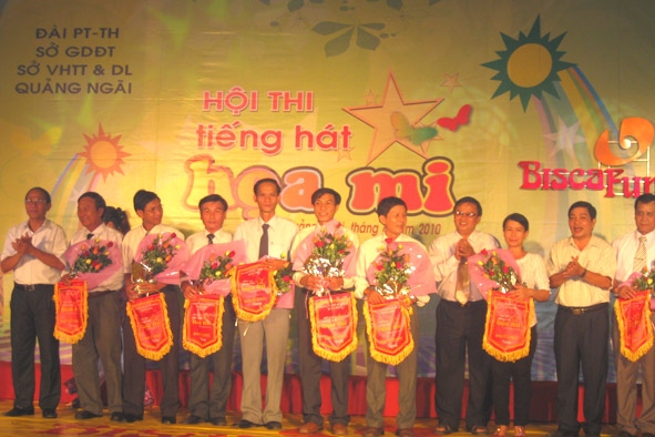 Phó Chủ UBND tỉnh Nguyễn Hoàng Sơn và Trưởng ban Tuyên giáo Tỉnh ủy tặng hoa cho các đội tham gia dự thi
