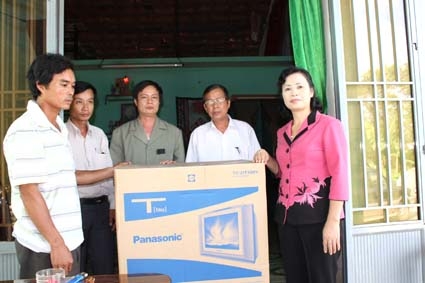 Đại diện lãnh đạo Ủy ban Trung ương MTTQVN và Mặt trận tỉnh tặng quà gia đình bị thiệt hại trong cơn bão số 9 (2009) tại xã Bình Minh, huyện Bình Sơn.