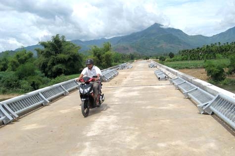 Cầu Nước Nóng giúp dân Hành Nhân đi lại thuận tiện, không  bị chia cắt vào mùa mưa lũ.