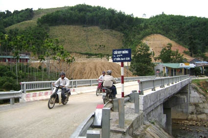 Cầu Huy Măng (Sơn Tây) - công trình được đầu tư nguồn vốn 30a thi công đảm bảo tiến độ, đưa vào sử dụng thiết thực giúp người dân Sơn Tây xóa đói, giảm nghèo.  